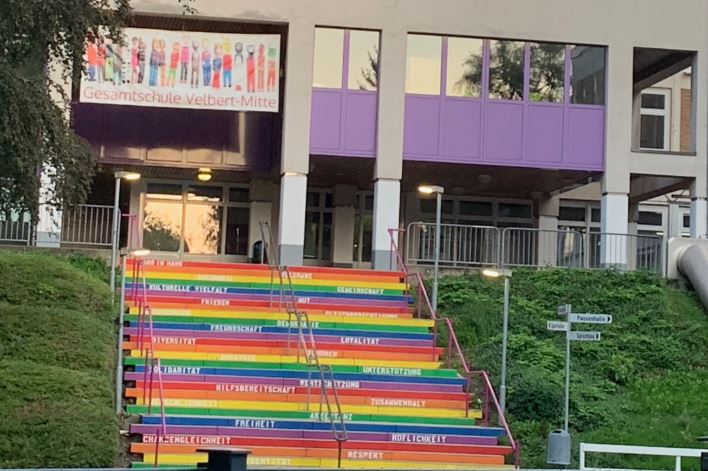 Du betrachtest gerade Gesamtschule Velbert Mitte: Die Direktorin und die dreckige Lüge
